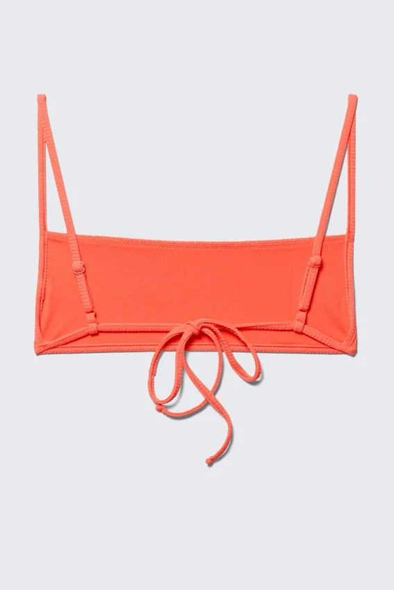 Strukturiertes Bikini-Oberteil mit quadratischem Ausschnitt – Leuchtendes Rot Strukturiertes Bikini-Oberteil mit quadratischem Ausschnitt – Leuchtendes Rot