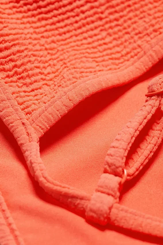 Strukturiertes Bikini-Oberteil mit quadratischem Ausschnitt – Leuchtendes Rot Strukturiertes Bikini-Oberteil mit quadratischem Ausschnitt – Leuchtendes Rot