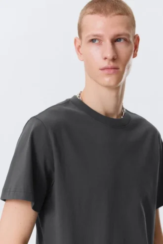 T-Shirt in klassischer Passform – Dunkelgrau