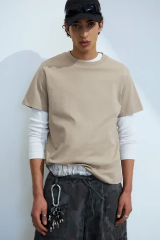 T-Shirt in klassischer Passform – Hellbeige