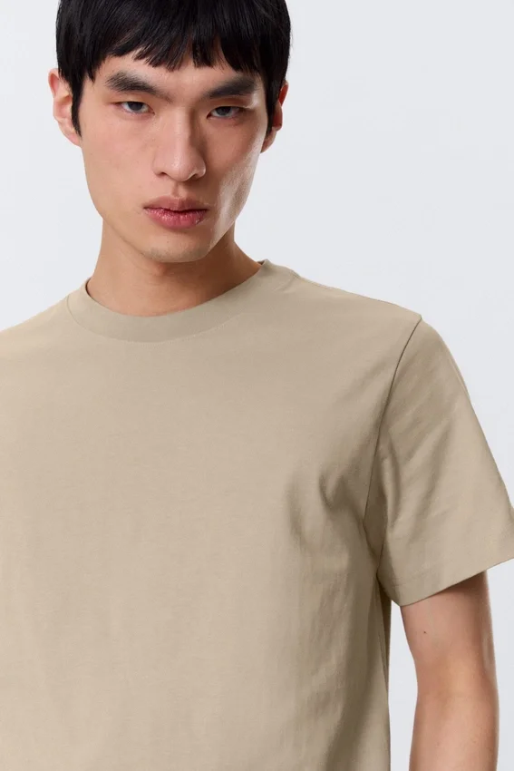 T-Shirt in klassischer Passform – Hellbeige T-Shirt in klassischer Passform – Hellbeige