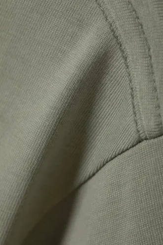 T-Shirt in klassischer Passform – Hellkhaki