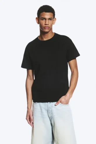 T-Shirt in klassischer Passform – Schwarz