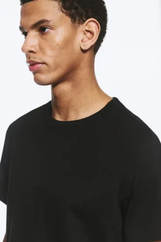 T-Shirt in klassischer Passform – Schwarz