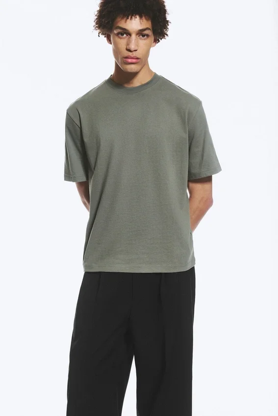 T-Shirt in lockerer Passform – Hellstaubiges Khaki-Grün T-Shirt in lockerer Passform – Hellstaubiges Khaki-Grün