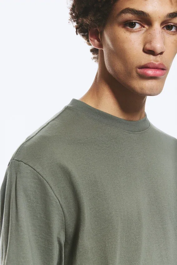 T-Shirt in lockerer Passform – Hellstaubiges Khaki-Grün T-Shirt in lockerer Passform – Hellstaubiges Khaki-Grün