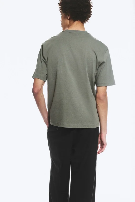 T-Shirt in lockerer Passform – Hellstaubiges Khaki-Grün T-Shirt in lockerer Passform – Hellstaubiges Khaki-Grün