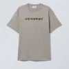 T-Shirt mit übergroßem Print – Energy Grey
