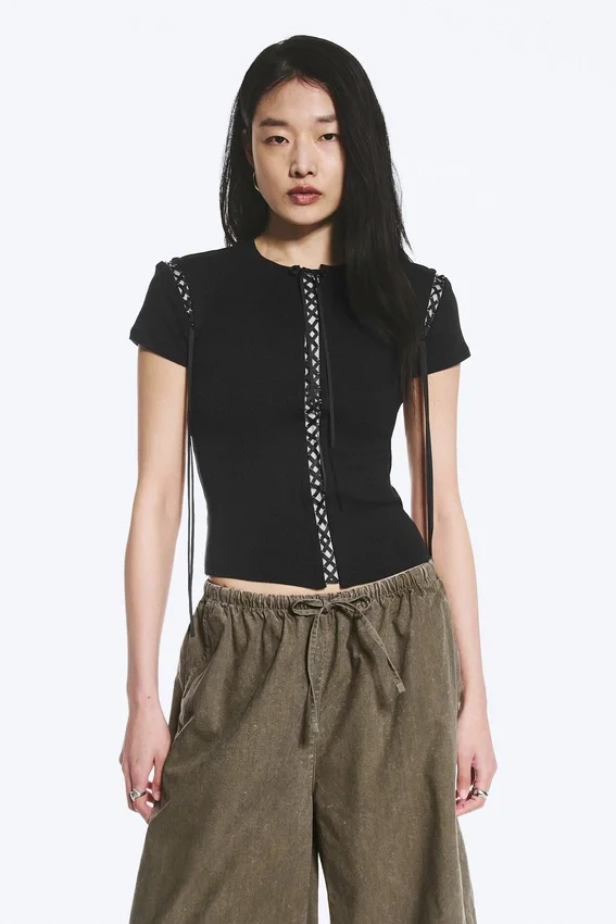 T-Shirt mit geripptem Kreuzverschluss – Schwarz T-Shirt mit geripptem Kreuzverschluss – Schwarz