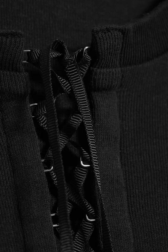 T-Shirt mit geripptem Kreuzverschluss – Schwarz T-Shirt mit geripptem Kreuzverschluss – Schwarz