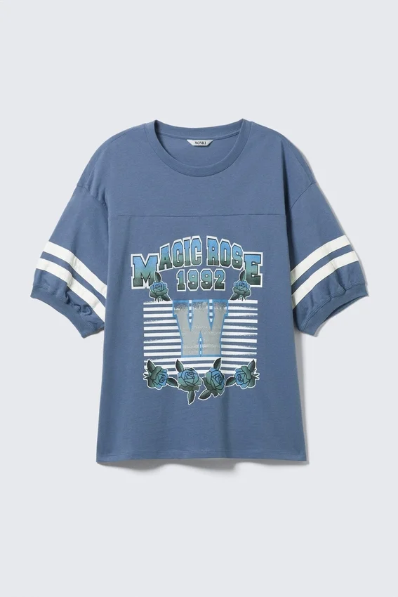 T-Shirt mit kurzen Ärmeln im Varsity-Stil – Dusty Blue – Magic Rose T-Shirt mit kurzen Ärmeln im Varsity-Stil – Dusty Blue – Magic Rose