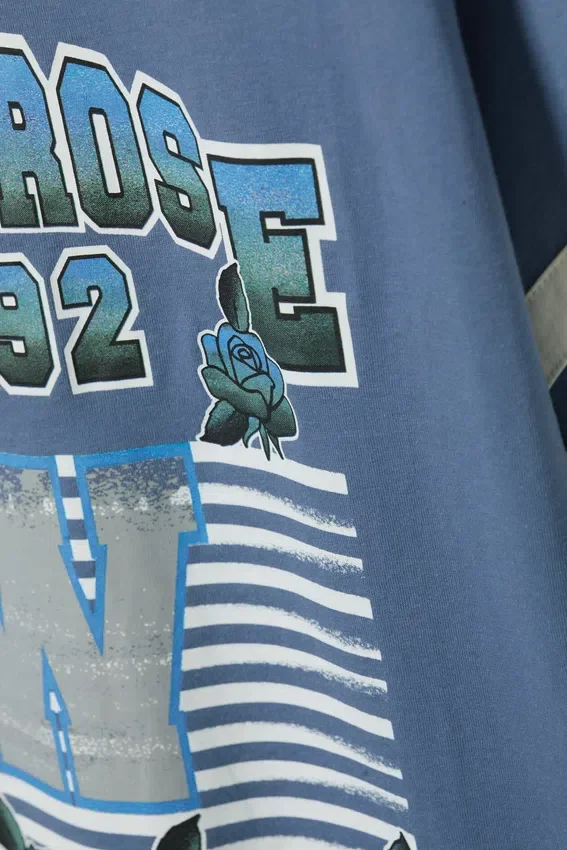 T-Shirt mit kurzen Ärmeln im Varsity-Stil – Dusty Blue – Magic Rose T-Shirt mit kurzen Ärmeln im Varsity-Stil – Dusty Blue – Magic Rose