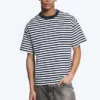 T-Shirt mit lockerer Passform – Weiß – Marineblaue Streifen