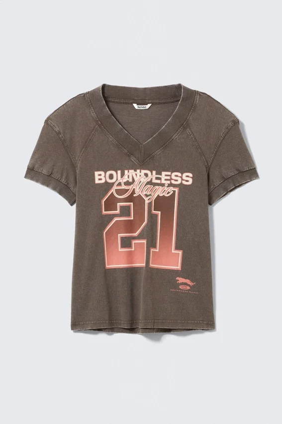 T-Shirt mit V-Ausschnitt und Mit Print – gewaschenes Braun – Boundless Magic T-Shirt mit V-Ausschnitt und Mit Print – gewaschenes Braun – Boundless Magic
