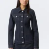 Taillierte Jeansjacke – Blue Rinse – Dunkelblau Taillierte Jeansjacke – Blue Rinse – Dunkelblau
