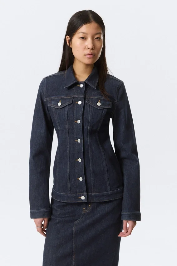 Taillierte Jeansjacke – Blue Rinse – Dunkelblau Taillierte Jeansjacke – Blue Rinse – Dunkelblau