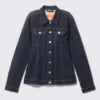 Taillierte Jeansjacke – Blue Rinse – Dunkelblau Taillierte Jeansjacke – Blue Rinse – Dunkelblau