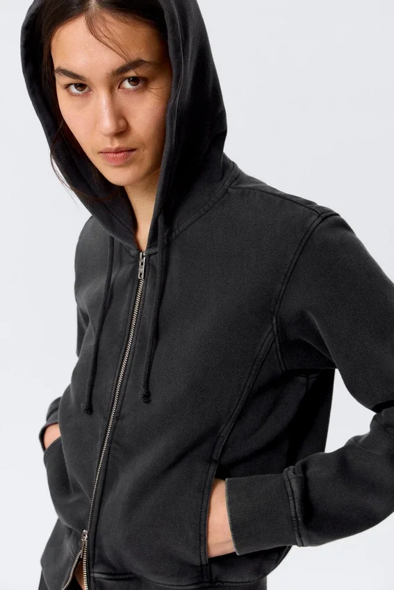 Taillierter Baumwoll-Kapuzenpullover mit Reißverschluss – gewaschen, schwarz Taillierter Baumwoll-Kapuzenpullover mit Reißverschluss – gewaschen, schwarz