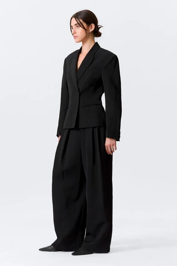 Taillierter Blazer aus Leinenmischung – Schwarz Taillierter Blazer aus Leinenmischung – Schwarz
