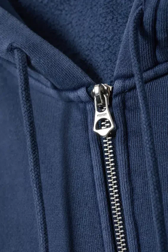 Taillierter Kapuzenpullover mit Reißverschluss – gewaschenes Dunkelblau Taillierter Kapuzenpullover mit Reißverschluss – gewaschenes Dunkelblau