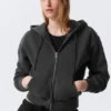 Taillierter Kapuzenpullover mit Reißverschluss – gewaschenes Schwarz Taillierter Kapuzenpullover mit Reißverschluss – gewaschenes Schwarz