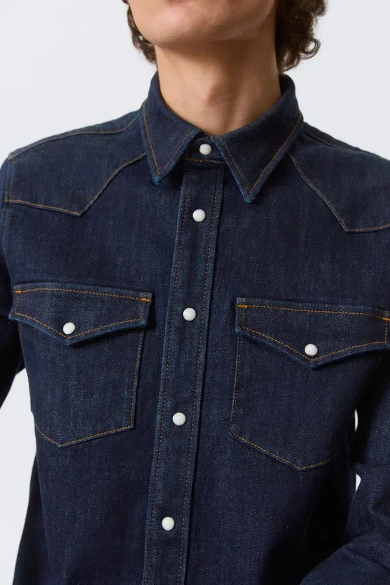 Tailliertes Jeanshemd – Blue Rinse – Dunkelblau Tailliertes Jeanshemd – Blue Rinse – Dunkelblau