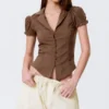 Tailliertes, kurzärmeliges Resort-Shirt – gestreift, braun