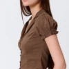 Tailliertes, kurzärmeliges Resort-Shirt – gestreift, braun