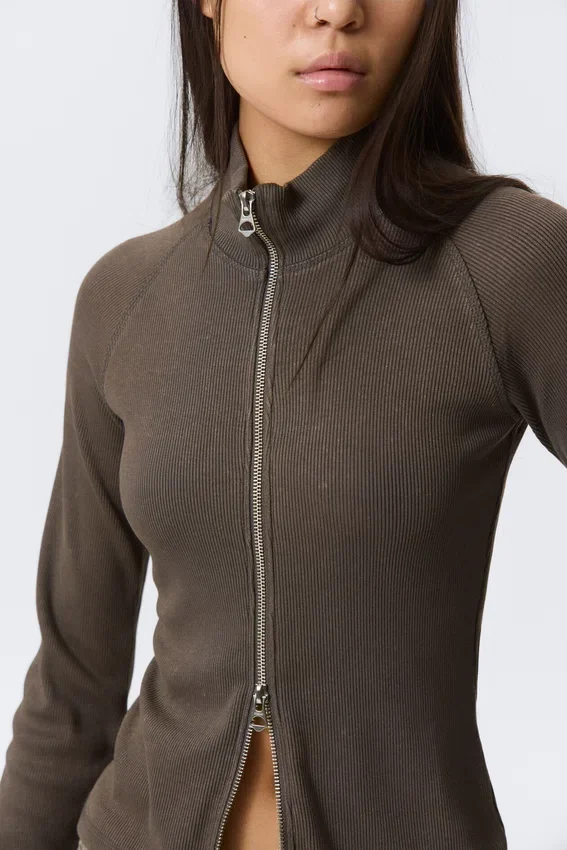 Tailliertes Langarmshirt mit Stehkragen und Reißverschluss – gewaschenes Dunkelgrau Tailliertes Langarmshirt mit Stehkragen und Reißverschluss – gewaschenes Dunkelgrau