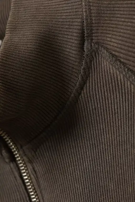 Tailliertes Langarmshirt mit Stehkragen und Reißverschluss – gewaschenes Dunkelgrau Tailliertes Langarmshirt mit Stehkragen und Reißverschluss – gewaschenes Dunkelgrau
