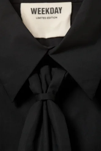 Tailliertes Popeline-Hemd mit Krawattendetail – Schwarz