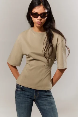 Tailliertes T-Shirt mit Abnähern – Hellkhaki Tailliertes T-Shirt mit Abnähern – Hellkhaki