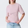 Tailliertes T-Shirt mit Abnähern – Hellrosa Tailliertes T-Shirt mit Abnähern – Hellrosa