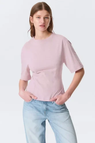 Tailliertes T-Shirt mit Abnähern – Hellrosa Tailliertes T-Shirt mit Abnähern – Hellrosa