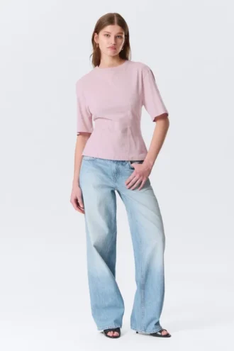 Tailliertes T-Shirt mit Abnähern – Hellrosa Tailliertes T-Shirt mit Abnähern – Hellrosa