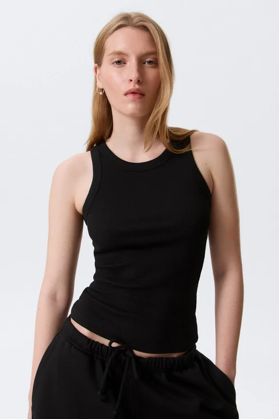Tailliertes Tanktop mit Rippbündchen – Schwarz Tailliertes Tanktop mit Rippbündchen – Schwarz