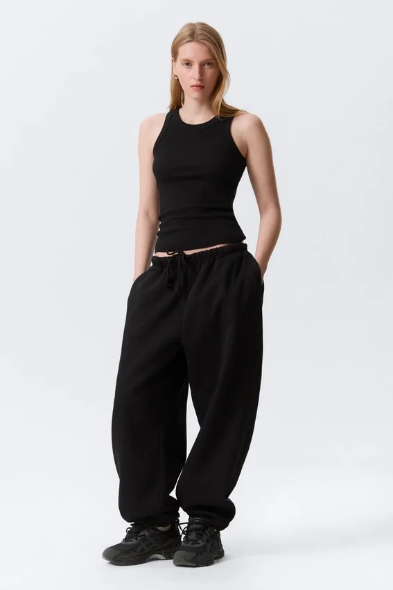 Tailliertes Tanktop mit Rippbündchen – Schwarz Tailliertes Tanktop mit Rippbündchen – Schwarz