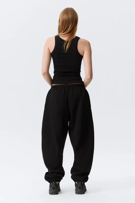 Tailliertes Tanktop mit Rippbündchen – Schwarz Tailliertes Tanktop mit Rippbündchen – Schwarz