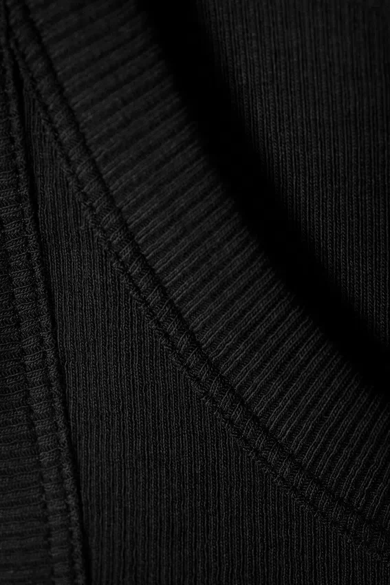 Tailliertes Tanktop mit Rippbündchen – Schwarz Tailliertes Tanktop mit Rippbündchen – Schwarz
