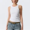 Tailliertes Tanktop mit Rippbündchen – Weiß Tailliertes Tanktop mit Rippbündchen – Weiß
