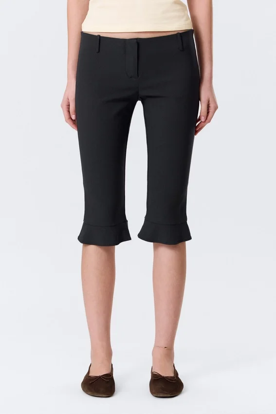 Tailored Capri-Hose mit niedriger Leibhöhe – Schwarz Tailored Capri-Hose mit niedriger Leibhöhe – Schwarz