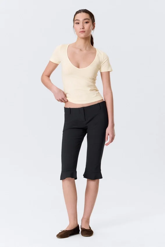 Tailored Capri-Hose mit niedriger Leibhöhe – Schwarz Tailored Capri-Hose mit niedriger Leibhöhe – Schwarz