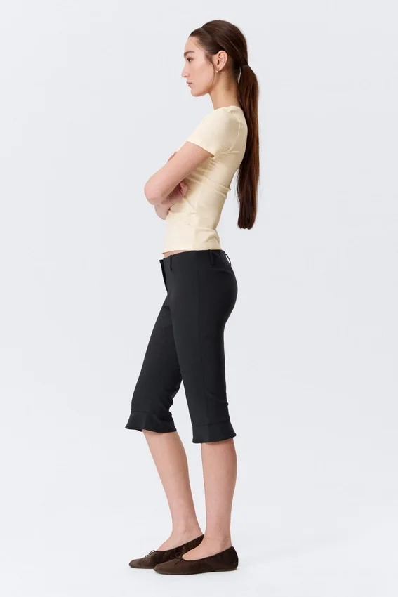 Tailored Capri-Hose mit niedriger Leibhöhe – Schwarz Tailored Capri-Hose mit niedriger Leibhöhe – Schwarz