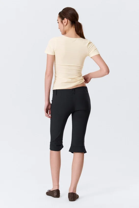 Tailored Capri-Hose mit niedriger Leibhöhe – Schwarz Tailored Capri-Hose mit niedriger Leibhöhe – Schwarz