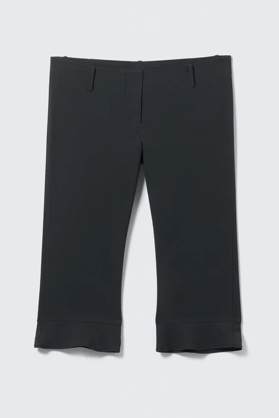 Tailored Capri-Hose mit niedriger Leibhöhe – Schwarz Tailored Capri-Hose mit niedriger Leibhöhe – Schwarz