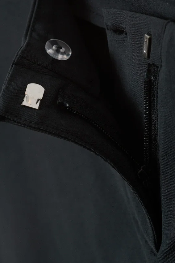 Tailored Capri-Hose mit niedriger Leibhöhe – Schwarz Tailored Capri-Hose mit niedriger Leibhöhe – Schwarz