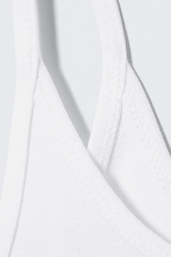 Tanktop mit schmalen Trägern – Weiß Tanktop mit schmalen Trägern – Weiß