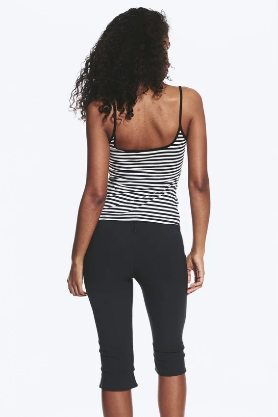 Tanktop mit schmalen Trägern – Weiß-schwarz gestreift Tanktop mit schmalen Trägern – Weiß-schwarz gestreift