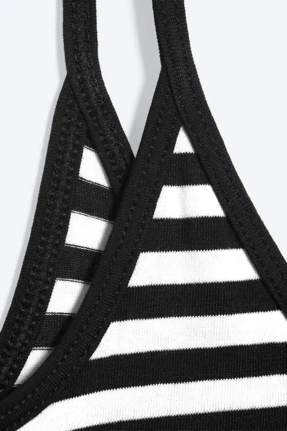 Tanktop mit schmalen Trägern – Weiß-schwarz gestreift Tanktop mit schmalen Trägern – Weiß-schwarz gestreift