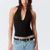 Tief ausgeschnittenes Neckholder-Top – Schwarz Tief ausgeschnittenes Neckholder-Top – Schwarz